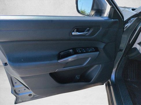 Used 2025 Nissan Pathfinder SL FWD image 10