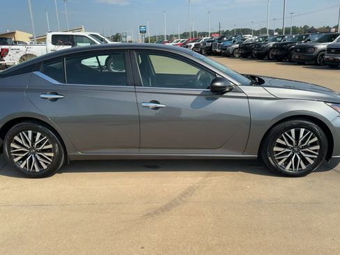 Used 2024 Nissan Altima 2.5 SV image 2