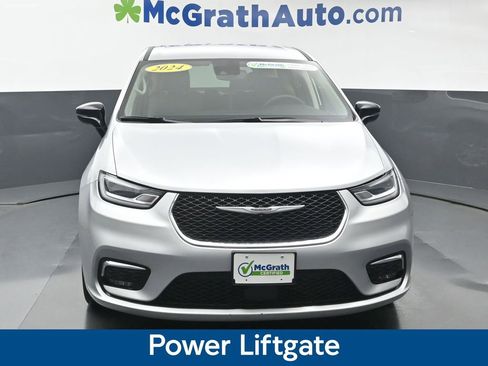 Used 2024 Chrysler Pacifica Touring-L image 4