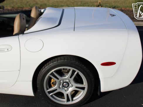 Used 1998 Chevrolet Corvette Convertible RWD image 28