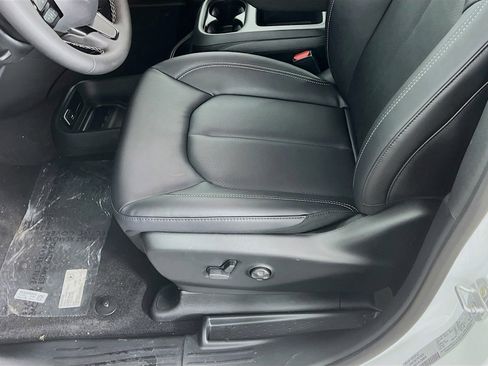 New 2026 Chrysler Pacifica Select FWD image 4