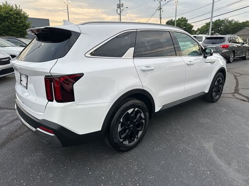 Used 2024 Kia Sorento S image 6