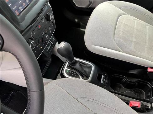 Used 2018 Jeep Renegade Latitude w/ Safety & Security Group FWD image 15