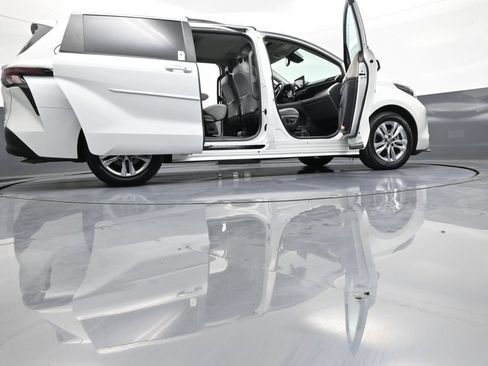 Used 2024 Toyota Sienna XLE w/ XLE Plus Package AWD/4WD image 50