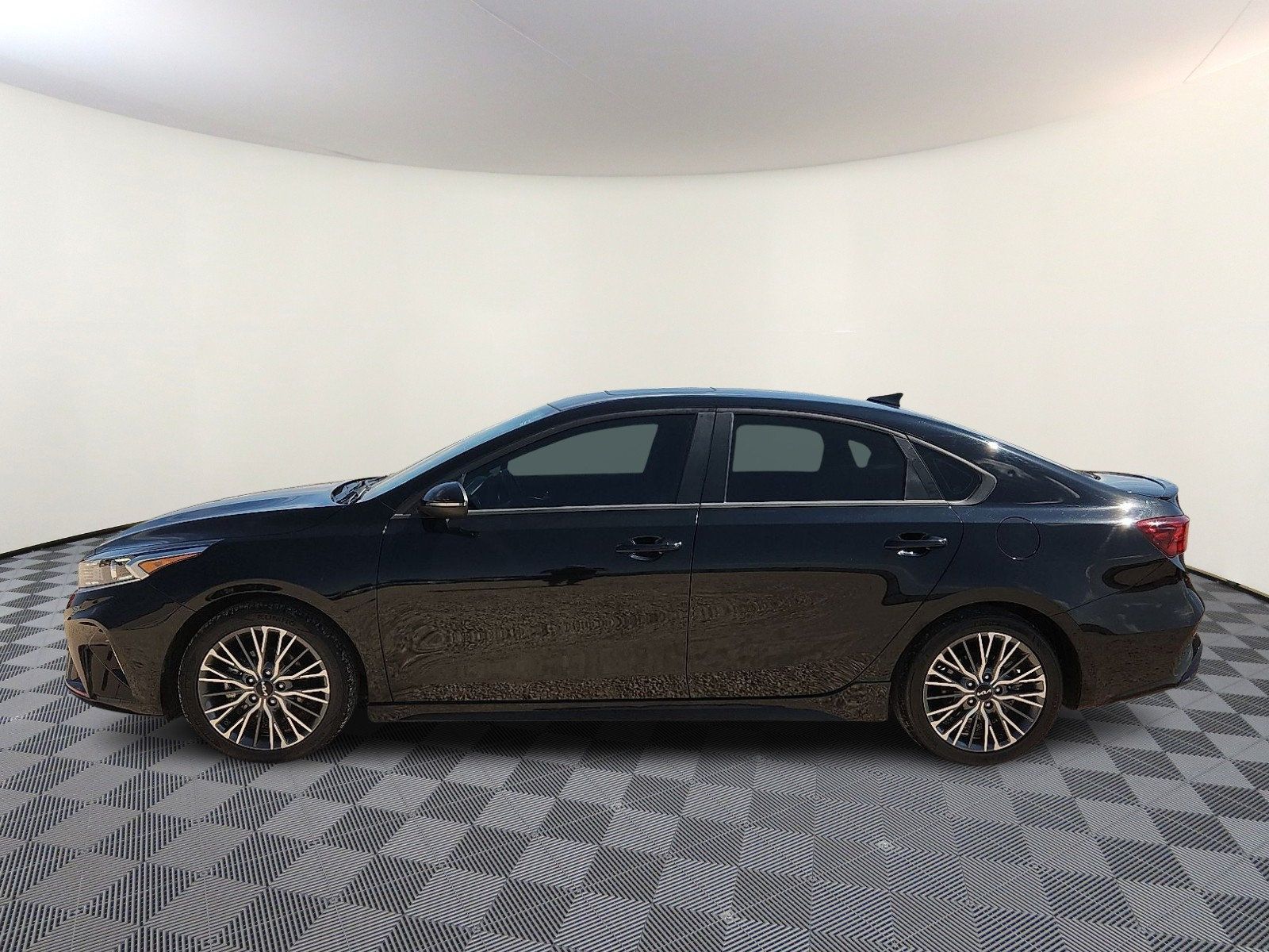 Used 2024 Kia Forte GT-Line w/ GT-Line Premium Package FWD image 2