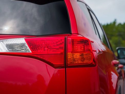 Used 2015 Toyota RAV4 LE FWD image 15
