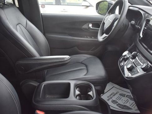 Used 2025 Chrysler Pacifica Select FWD image 4