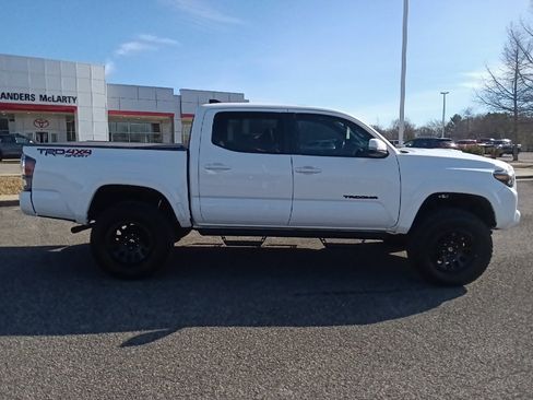 Used 2022 Toyota Tacoma TRD Off-Road image 2