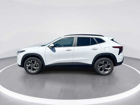 Used 2025 Chevrolet Trax LT FWD image 6