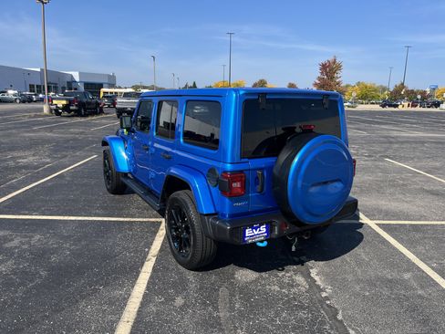 Used 2022 Jeep Wrangler Unlimited Sahara w/ Cold Weather Group image 4