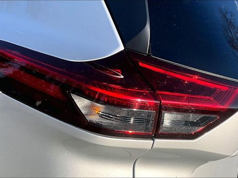 Used 2023 Nissan Rogue SV image 27