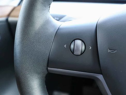 Used 2024 Tesla Model Y 2WD image 22