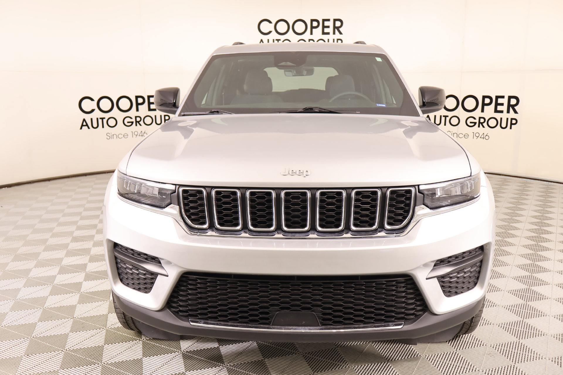 Used 2025 Jeep Grand Cherokee Laredo AWD/4WD image 8