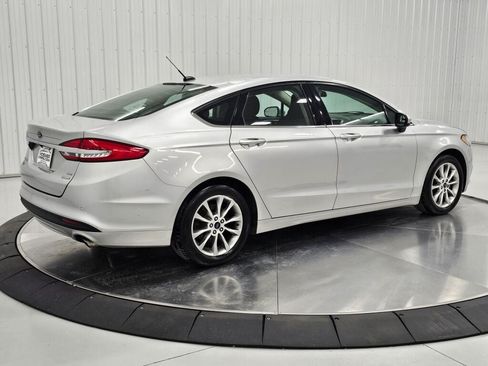 Used 2017 Ford Fusion SE w/ Fusion SE Technology Package FWD image 5