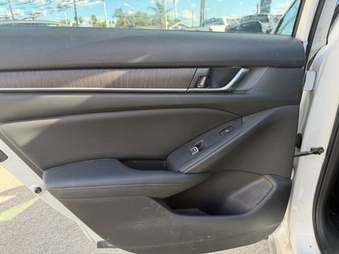 Used 2018 Honda Accord Touring image 12