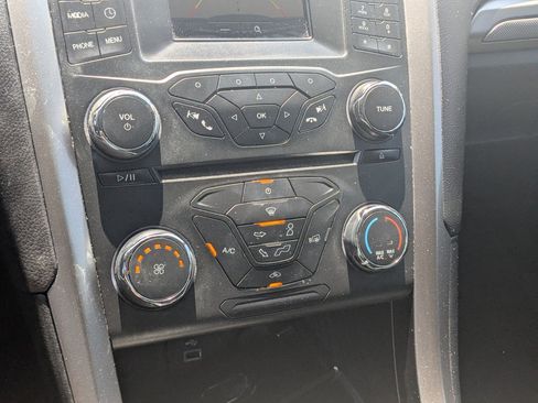 Used 2018 Ford Fusion SE FWD image 25