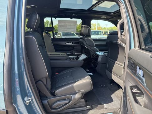 New 2026 Jeep Grand Wagoneer Summit AWD/4WD image 33