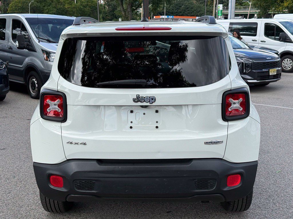 Used 2017 Jeep Renegade Latitude AWD/4WD image 9