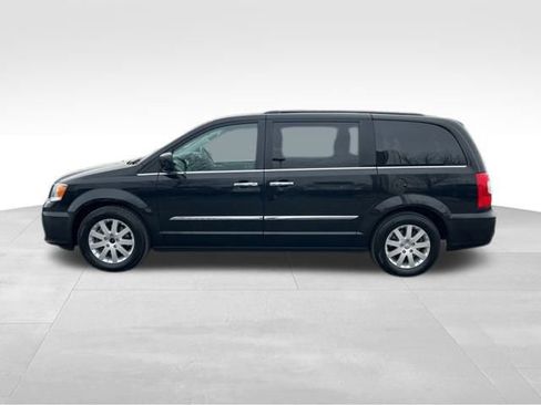 Used 2016 Chrysler Town & Country Touring w/ Driver Convenience Group image 4