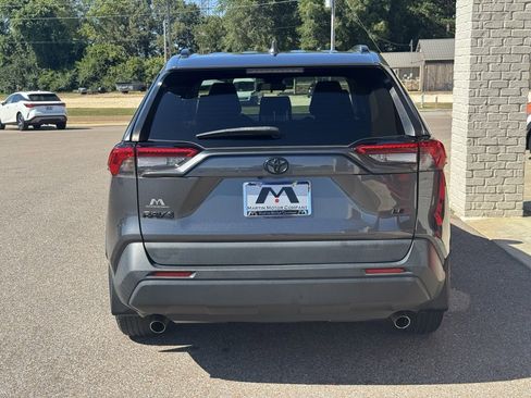 Used 2021 Toyota RAV4 LE image 10