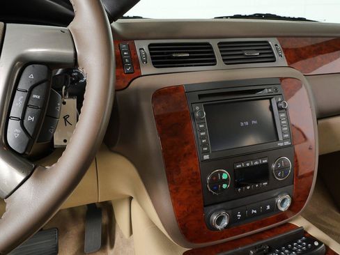 Used 2010 Chevrolet Suburban LTZ AWD/4WD image 22