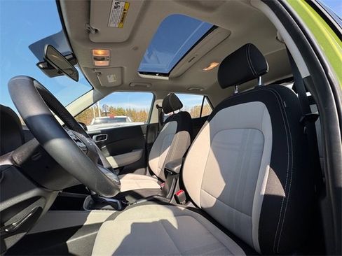 Used 2024 Hyundai Venue SEL image 13