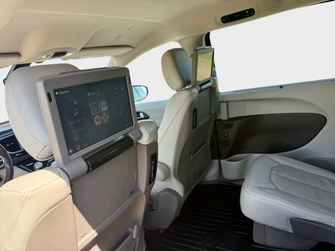 Used 2020 Chrysler Pacifica Touring-L Plus image 21