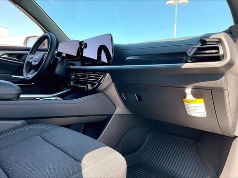 New 2026 Chevrolet Traverse LT w/ LPO, Floor Liner Package FWD image 9