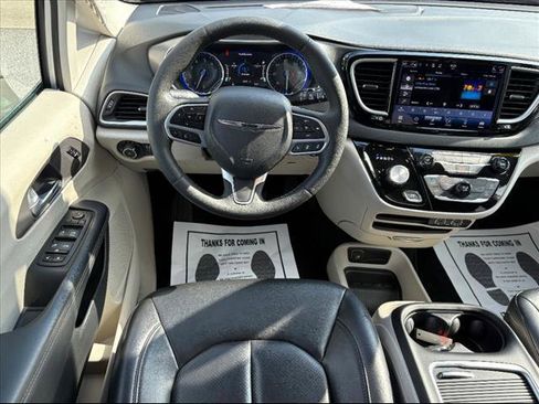 Used 2023 Chrysler Pacifica Touring-L image 38