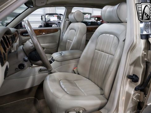 Used 2001 Jaguar XJ8 image 18