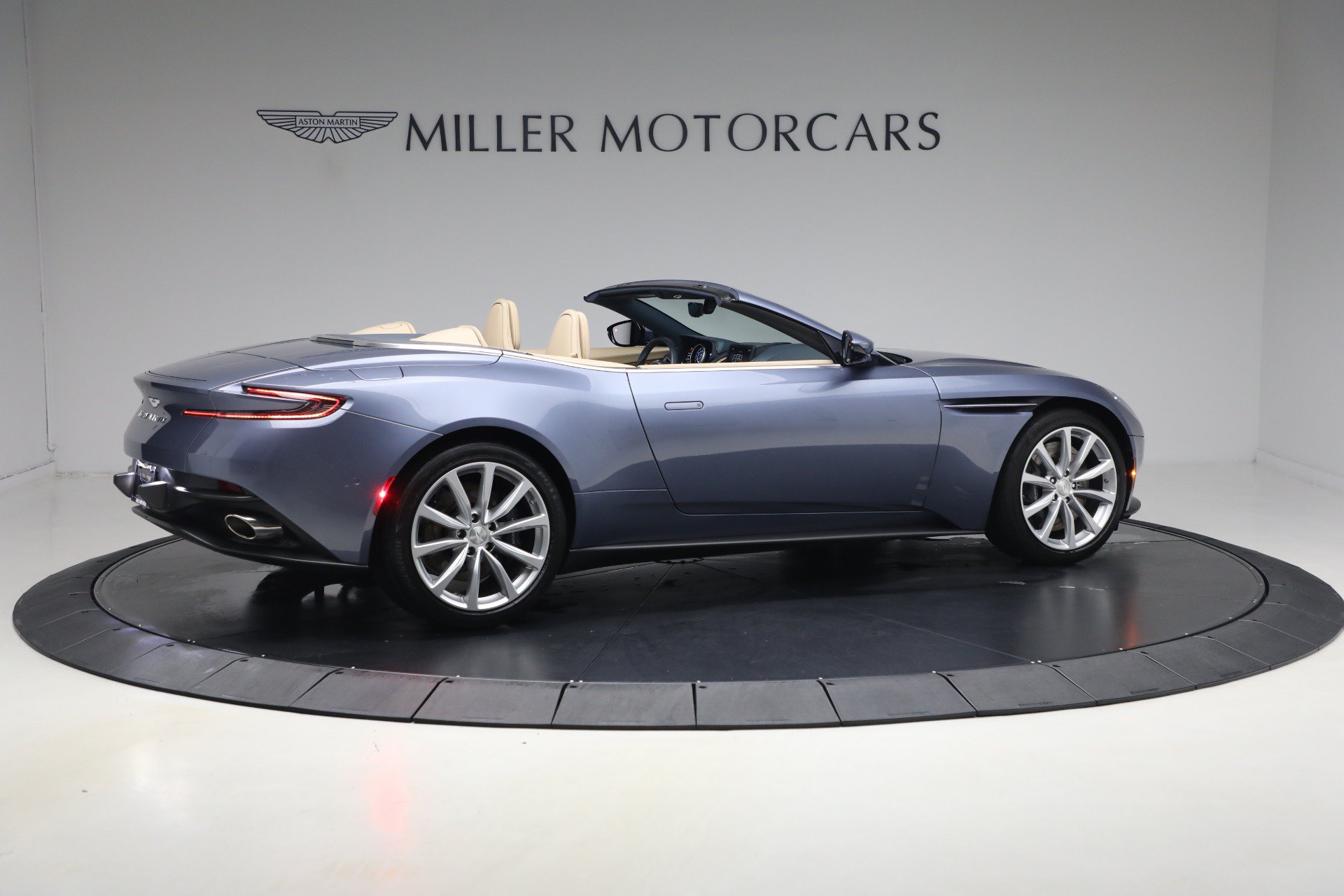 Used 2022 Aston Martin DB11 Volante RWD image 8