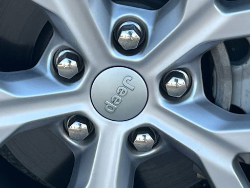 Used 2022 Jeep Grand Cherokee Limited image 11