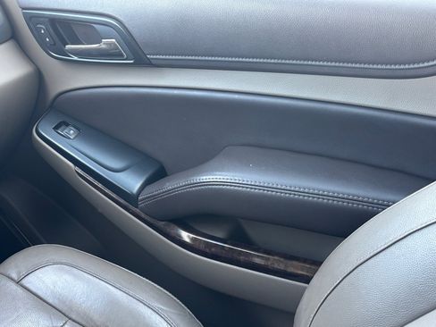 Used 2018 Chevrolet Suburban LT image 30