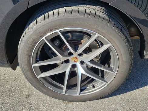 Certified 2024 Porsche Macan image 11