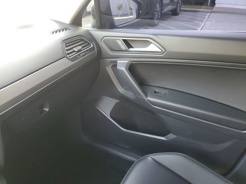 Used 2020 Volkswagen Tiguan SE FWD image 33