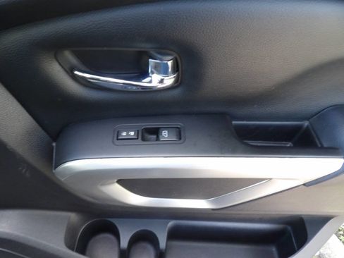 Used 2018 Nissan Titan SV w/ SV Convenience Package image 28