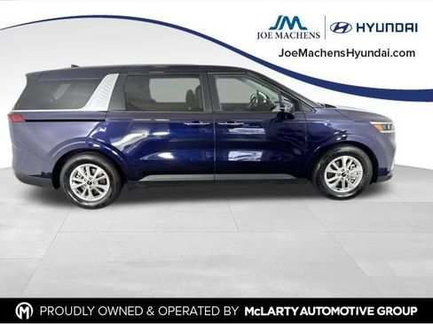 Used 2023 Kia Carnival LX FWD image 4