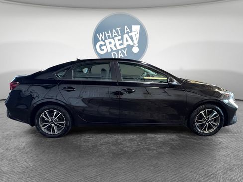 Certified 2022 Kia Forte LXS FWD image 2