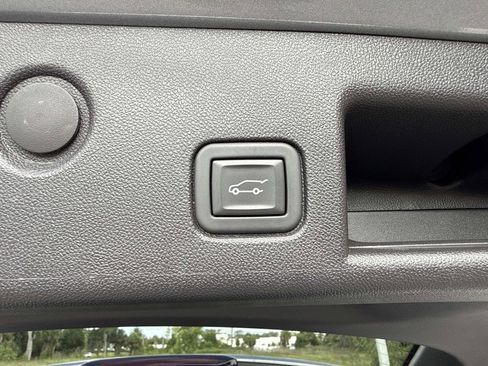 Used 2023 Chevrolet Equinox Premier FWD image 34