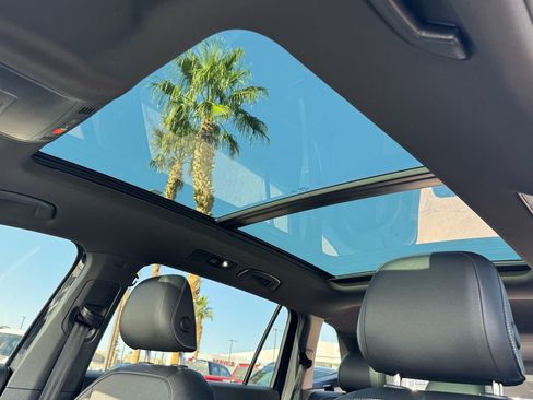 Used 2022 Volkswagen Tiguan SE R-Line image 13