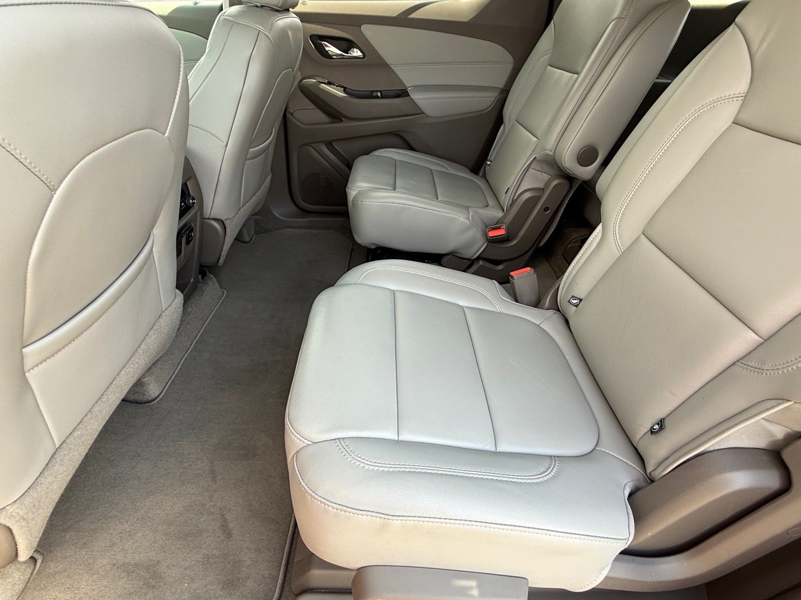 Used 2018 Chevrolet Traverse LT w/ LPO, Floor Liner Package FWD image 12