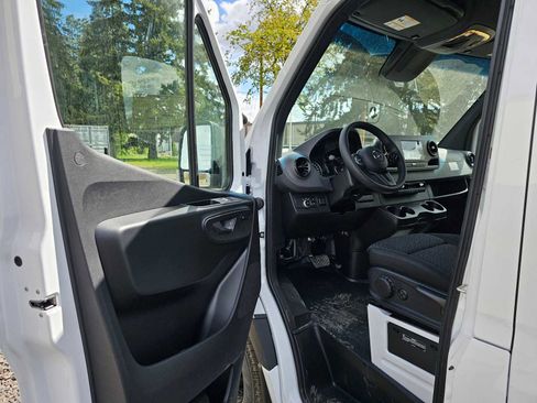 Used 2024 Mercedes-Benz Sprinter 2500 image 20