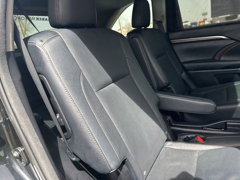 Used 2014 Toyota Highlander Limited w/ Driver Technology Package AWD/4WD image 33