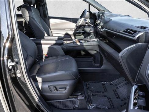 Used 2025 Toyota Sienna Platinum image 28