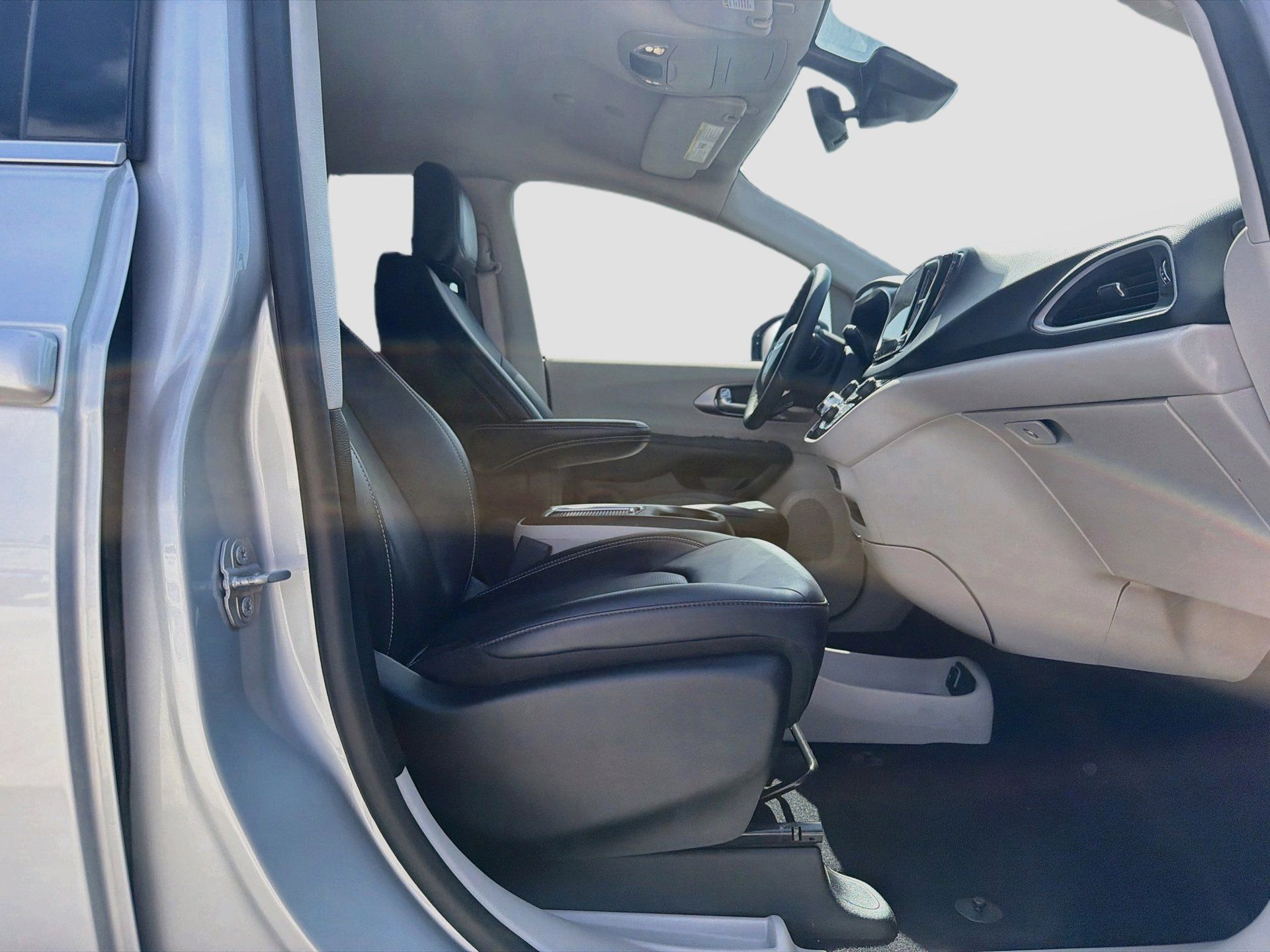 Used 2024 Chrysler Pacifica Touring-L FWD image 29