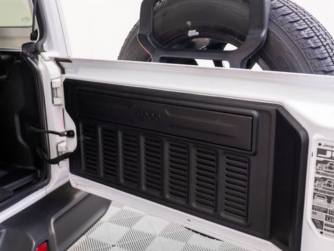 Used 2022 Jeep Wrangler Unlimited Sahara w/ Cold Weather Group image 34