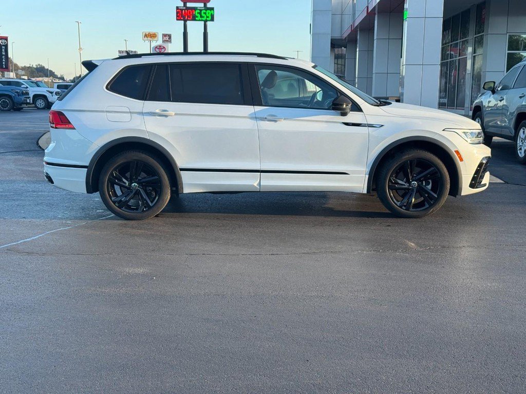 Used 2024 Volkswagen Tiguan SE R-Line FWD image 2