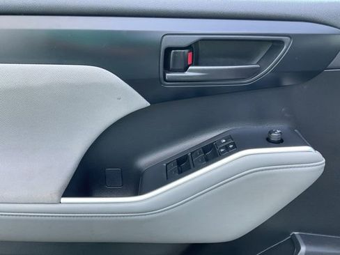 Used 2023 Toyota Highlander LE image 26