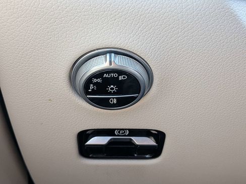 Used 2024 Mercedes-Benz GLC 300 4MATIC image 23