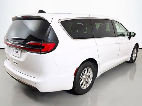 Used 2024 Chrysler Pacifica Touring-L image 9